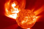 Une puissante éjection de masse coronale en 2002 observée avec le satellite Soho de la Nasa. © Nasa